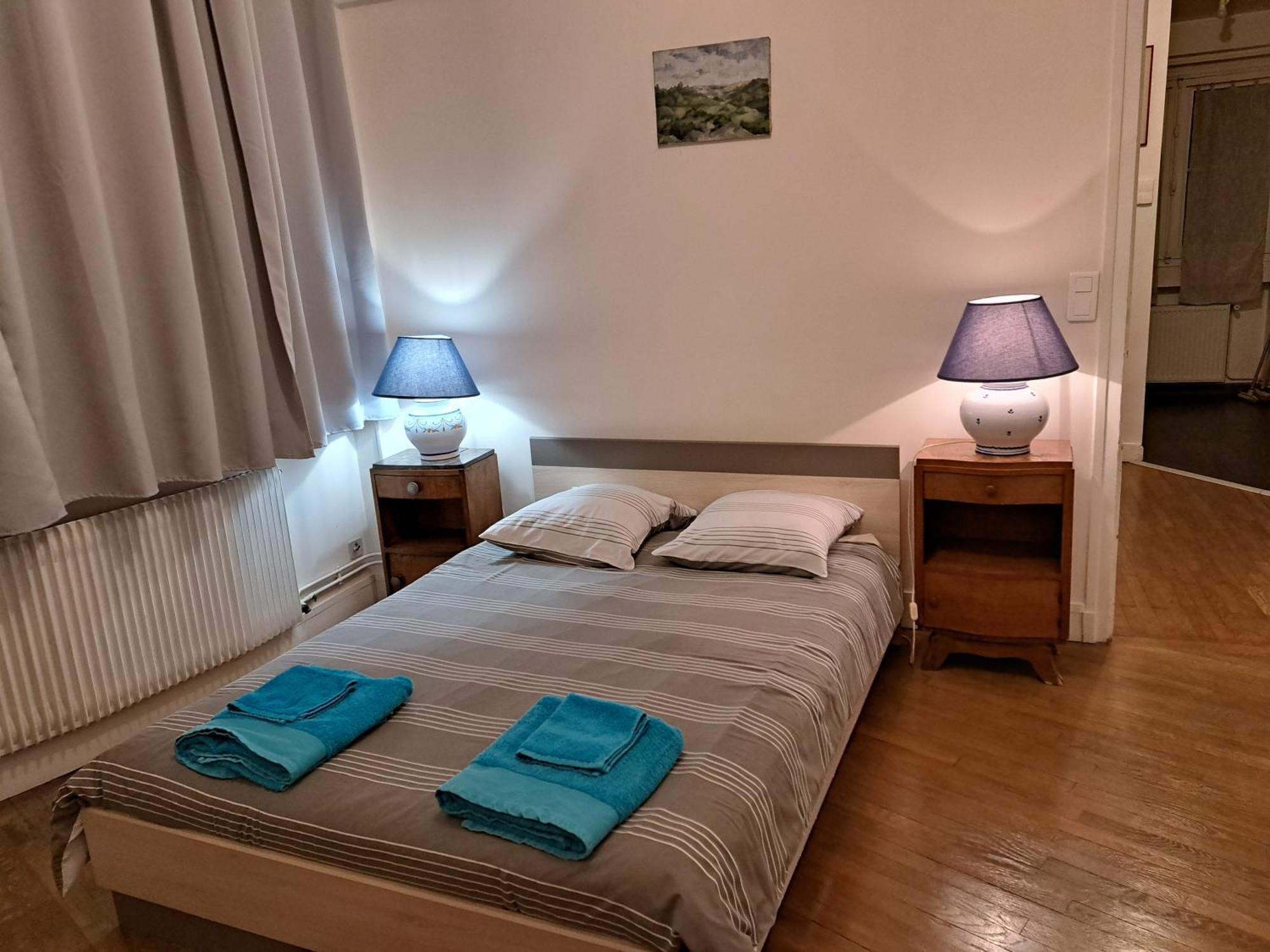 Charmant Appartement Au Pied Du Chateau Gien Exterior photo