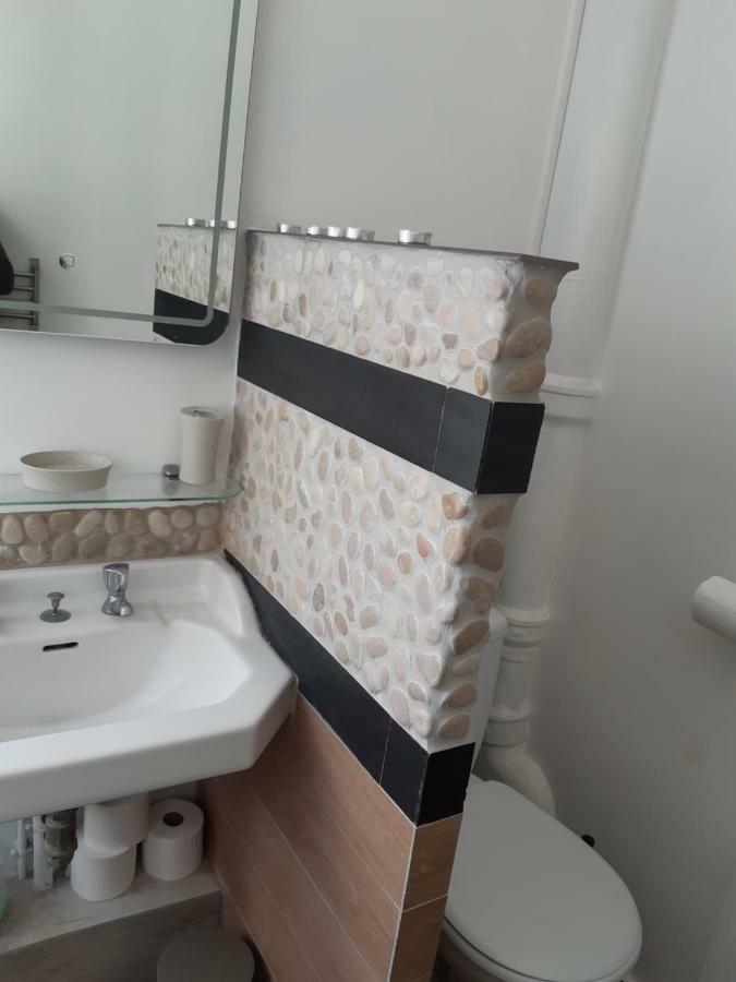 Charmant Appartement Au Pied Du Chateau Gien Exterior photo