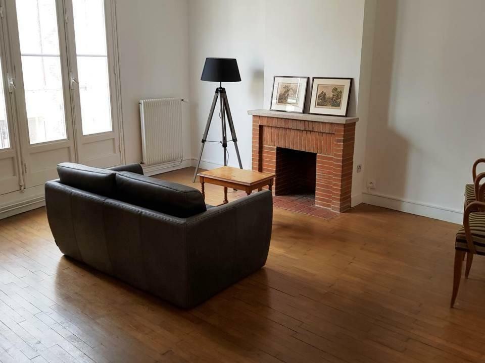 Charmant Appartement Au Pied Du Chateau Gien Exterior photo